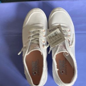 Bobs B cute NWT SIZE 10 white